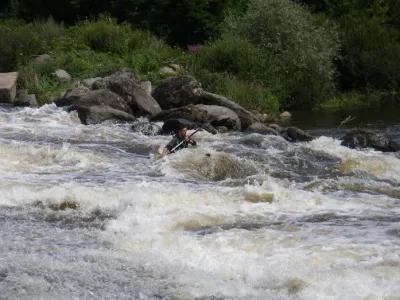 Barrage de vieille Brioude avec beaucoup d'eau par la gauche.